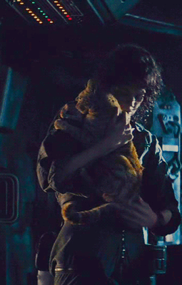 Elen Ripley avec son chat
